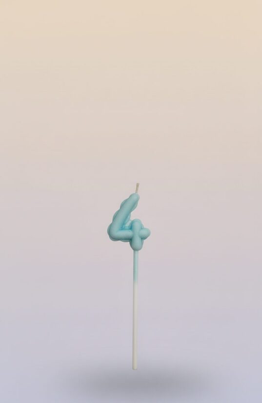 Dabīgā vaska kūku toperis-svecīte ar ciparu "4"